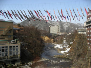 もうすぐ子供の日。写真は去年の今頃、札幌定山渓温泉の鯉のぼりです。去年の今頃はまだ雪が結構残っていたんですね。