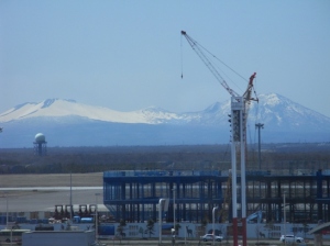 建設中の国際線ターミナルと樽前山